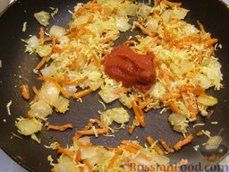 Щи с языком: Добавить томатную пасту. Перемешать и жарить еще 2 минуты.