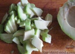 Салат «Царская шуба»: Как приготовить салат «Царская шуба»:    Авокадо помыть, разрезать пополам. Вынуть косточку. Очистить от кожуры. Порезать соломкой или кусочками. Взбрызнуть лимонным соком, чтобы не потемнел.