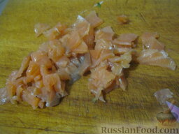 Салат «Царская шуба»: Малосольный лосось (или семгу) нарезать кубиками или соломкой.