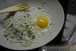 Камбала по-азиатски: Сдвигаем рис в сторонку и вливаем яйцо.