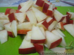 Салат с кальмарами и зернами граната: Яблоко помыть, удалить сердцевину, нарезать соломкой или кусочками. Сбрызнуть соком лимона (чтобы яблоко не темнело).