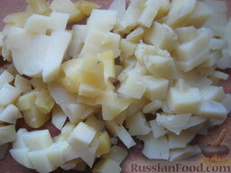 Винегрет с кукурузой: Картофель нарезать кубиками.