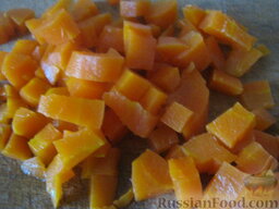 Винегрет с кукурузой: Морковь нарезать кубиками.