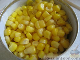Винегрет с кукурузой: Открыть баночку консервированной кукурузы, слить жидкость.