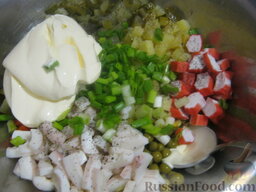 Салат а-ля "Оливье" из кальмаров и крабовых палочек: Все ингредиенты сложить в миску. Посолить и поперчить.