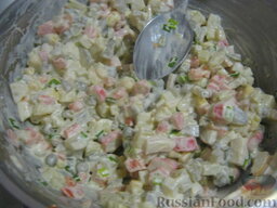 Салат а-ля "Оливье" из кальмаров и крабовых палочек: Заправить салат 