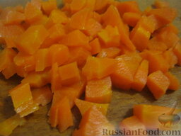 Салат а-ля "Оливье" из кальмаров и крабовых палочек: Морковь нарезать кубиками.