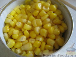 Салат а-ля "Оливье" из кальмаров и крабовых палочек: Открыть баночку консервированной кукурузы, слить жидкость.