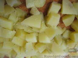 Салат а-ля "Оливье" из кальмаров и крабовых палочек: Картофель нарезать кубиками.
