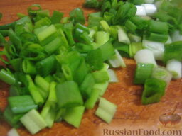Салат а-ля "Оливье" из кальмаров и крабовых палочек: Лук зеленый помыть и нарезать.