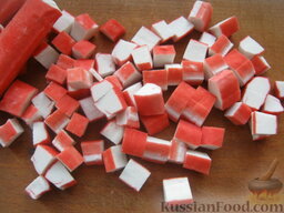 Салат а-ля "Оливье" из кальмаров и крабовых палочек: Крабовые палочки нарезать кубиками или кусочками.