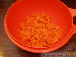 Винегрет "Веночек": Морковь отварить (тщательно вымыть, залить водой, варить 30 минут). Очистить. 1 морковь отложить для украшения (четверть общего веса моркови). Остальную морковь нарезать кубиками.