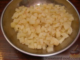 Винегрет "Веночек": Картофель отварить (тщательно вымыть, залить водой, варить 20 минут). Очистить и нарезать кубиками.
