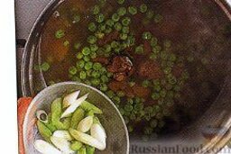 Суп с куриной печенью и макаронами: В небольшой кастрюле подогрейте бульон, влейте стакан воды,   доведите до кипения и сделайте медленный огонь. Добавьте зеленый горошек.  Посолите.