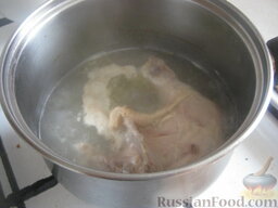 Салат «Обжорка» с курицей: В холодную воду поместить куриное мясо. Курицу отварить в подсоленной воде до готовности (примерно 20 минут после закипания).
