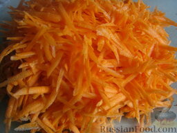 Салат «Обжорка» с курицей: Морковь почистить, помыть и нарезать тонко соломкой или натереть на крупной терке.
