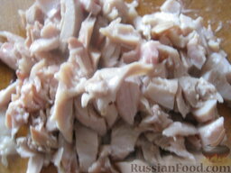 Салат «Обжорка» с курицей: Куриное мясо отделить от костей, нарезать мякоть небольшими кусочками или порвать на кусочки.