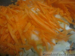 Лобио: Почистить и помыть лук репчатый и морковь. Лук нарезать кубиками, а морковь натереть на крупной терке.