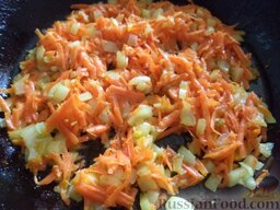 Лобио: Разогреть сковороду, налить растительное масло. В горячее масло выложить подготовленные лук и морковь. Обжарить овощи на среднем огне, помешивая, 3-4 минуты.