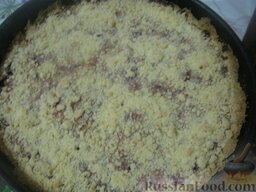 Песочный пирог с клюквой: Выпекать песочный пирог с клюквой в духовке при 190-200 градусах примерно 30-35 минут.