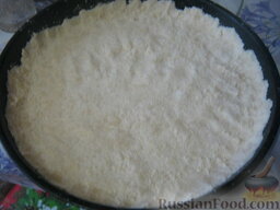 Песочный пирог с клюквой: Руками прижать тесто к форме и сделать бортики.