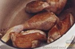 Праздничные пирожки из слоеного теста с мясом: Как приготовить пирожки из слоеного теста с мясом:    1. Куриную тушку разобрать на части. Лук нашпиговать бутонами гвоздики. В большой чугунной кастрюле (казанке или жаровне) разогреть оливковое масло, выложить в казанок кусочки куриного мяса и жарить на средне-слабом огне около 10 минут, до золотисто-коричневого цвета со всех сторон.    2. В кастрюлю с куриным мясом выложить также колбаску, бекон, чеснок, черный перец, лук, петрушку, тимьян и налить лимонный сок. Залить мясо достаточным количеством воды, чтобы ее уровень лишь покрывал курятину. На сильном огне довести массу до кипения, затем уменьшить огонь, накрыть кастрюлю крышкой и тушить мясо на медленном огне около 1-1,5 часа, до мягкого состояния.