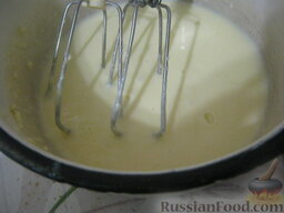 Торт "Сникерс" без выпечки: В миску выложить размягченное сливочное масло. Затем добавить сгущенку и взбить крем миксером до однородной массы.