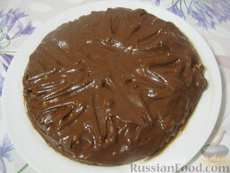 Торт "Сникерс" без выпечки: Орехи полить шоколадной глазурью, поставить торт 