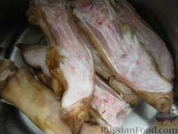 Холодец из свиных ножек и курицы: Как приготовить холодец из свиных ножек и курицы:    Свиные ножки разрубить, залить холодной водой на 1-2 часа. Затем очистить.