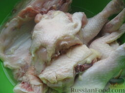 Холодец из свиных ножек и курицы: Курицу домашнюю помыть, разрезать на части, снять весь жир и шкуру.