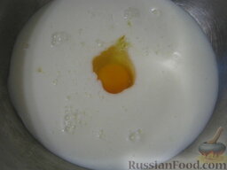 Тонкие блинчики на кефире: Как приготовить тонкие блинчики на кефире:    В большую миску вылить холодной кефир. Добавить яйцо, соль и сахар.