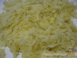 Салат «Капли страсти»: Картофель очистить, натереть на крупной терке.