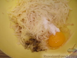 Драники с крабовыми палочками: Добавить соль, перец, яйцо. Перемешать.