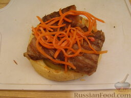 Бургер с языком, обжаренным на гриле: Сверху выложить немного корейской моркови.