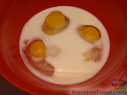 Тонкие блинчики: Как приготовить тонкие блинчики на молоке:    Яйца смешать с сахаром и половиной стакана молока.