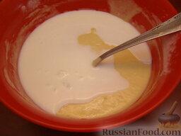 Тонкие блинчики: Когда вся мука введена в тесто, Влить оставшееся молоко, тщательно перемешать.