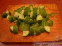 Овощной греческий салат: Как приготовить салат греческий:    Огурцы вымыть и порезать кубиками размером 1-1,5 см