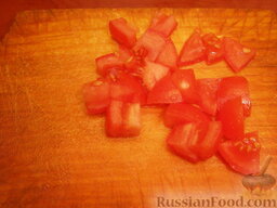 Овощной греческий салат: Помидоры вымыть и тоже нарезать кубиками.
