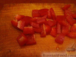 Овощной греческий салат: Красный болгарский перец вымыть и нарезать квадратиками со стороной 1 см