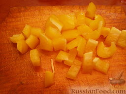 Овощной греческий салат: Точно также желтый болгарский перец вымыть и нарезать квадратиками.