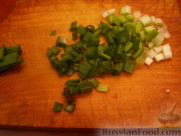 Овощной греческий салат: Зеленый лук вымыть и порубить.