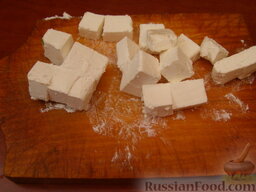 Овощной греческий салат: Фету нарезать кубиками со стороной 1-1,5 см