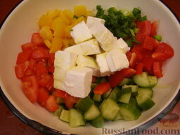 Овощной греческий салат: Соединить все ингредиенты. Заправить греческий овощной салат оливковым маслом и перемешать.