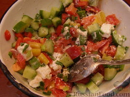 Овощной греческий салат: Добавить соль, перец и базилик. Снова аккуратно перемешать греческий салат. Дать настояться 10-15 минут.