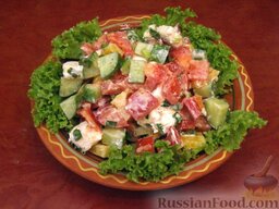 Овощной греческий салат: Выстелить салатник листьями зеленого салата. Выложить греческий салат и подать его на стол.    Приятного аппетита!
