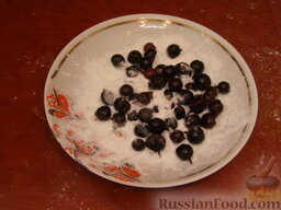 Слоеные ватрушки с творогом и ягодами: В блюдце насыпать крахмал. Обвалять в нем ягоды.