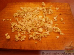 Кутья пшеничная: Орехи очистить от кожуры и мелко нарезать.