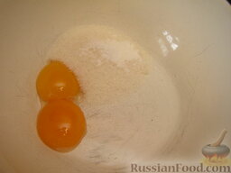 Особенно нежные блинчики: Как приготовить нежные тонкие блинчики:    Отделить желтки и смешать их с сахаром и солью.