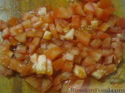 Итальянский салат с макаронами и ветчиной: Помидоры помыть и нарезать кубиками.