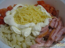 Итальянский салат с макаронами и ветчиной: Посолить салат, заправить майонезом.